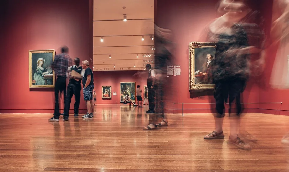 Gallery with figures in motion